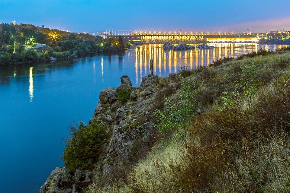 Вид на плотину ДнепроГЭСа с о. Хортица